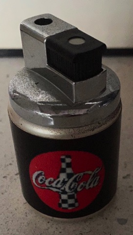 07769-1 € 4,00 coca cola aansteker embleem nascar.jpeg